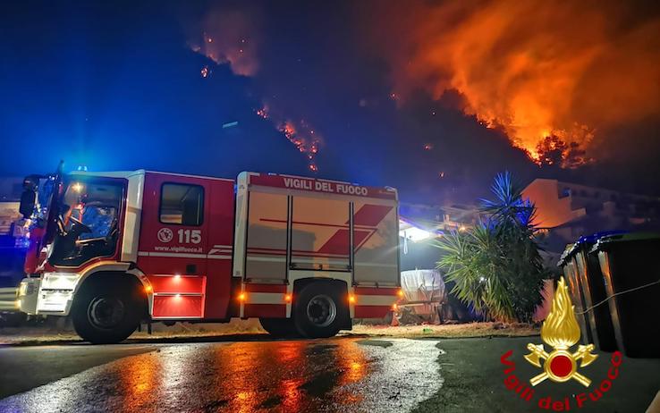 L'incendio nel Messinese - Vigili del Fuoco L'incendio nel Messinese