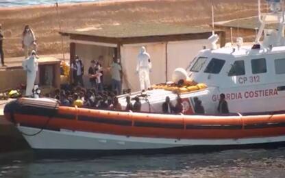 Migranti, in 400 sbarcano sulla spiaggia nell’Agrigentino
