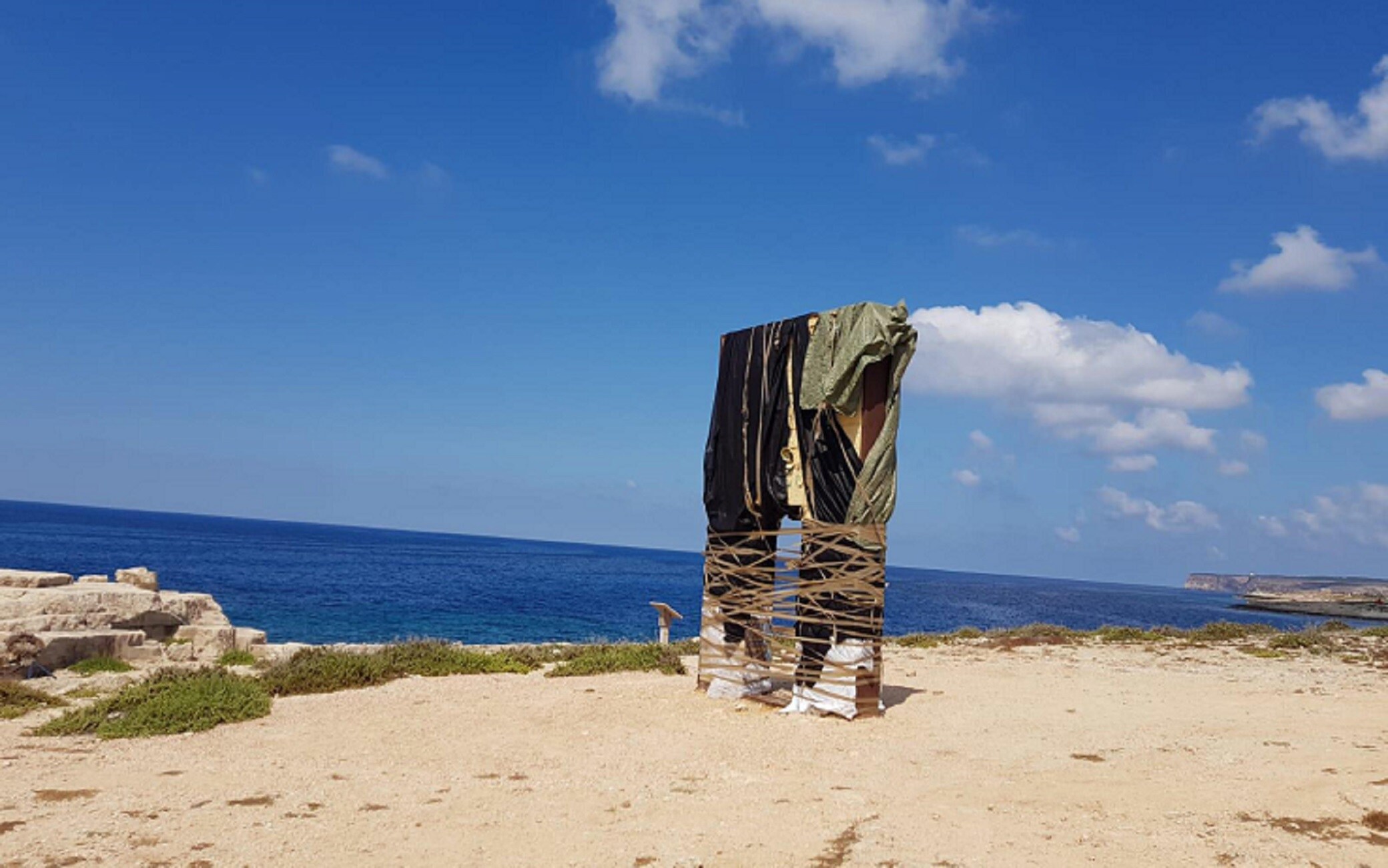 Il monumento "imballato" a Lampedusa