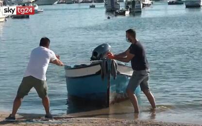 Migranti, sbarco di un barchino a Lampedusa. VIDEO