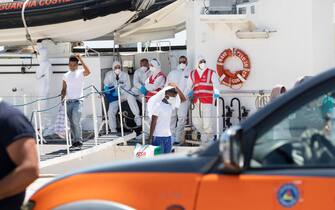 The 160 migrants, previously arrived in Lampedusa, on their arrival in Pozzallo, near Ragusa, Italy, 31 July 2020. They’ve all been swabbed for Covid-19.  ANSA / FRANCESCO RUTA