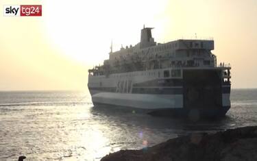 Migranti, Lampedusa: nave quarantena non riesce ancora ad attraccare