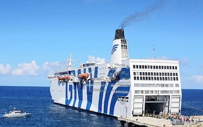 Migranti, attracca nave quarantena Azzurra: in 600 lasciano Lampedusa