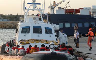 Migrants rescued by patrol boat of the Coast Guard arrive to be desembark in Lampedusa, Italy, 30 august 2020.
ANSA/ELIO DESIDERIO