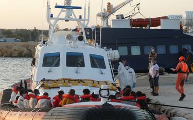 Migrants rescued by patrol boat of the Coast Guard arrive to be desembark  in Lampedusa, Italy, 30 august 2020. 
ANSA/ELIO DESIDERIO