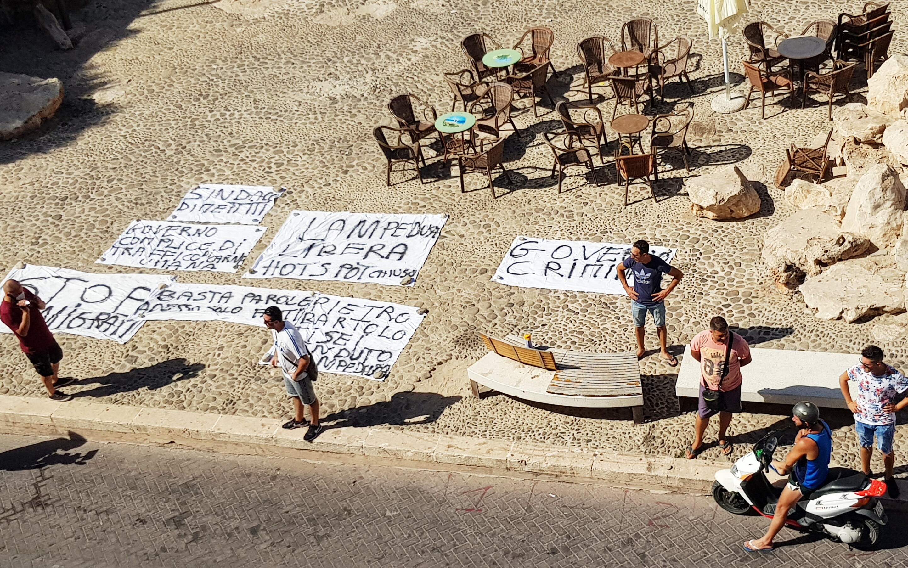 Proteste all'esterno del municipio