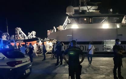 Migranti, al via trasferimenti da Lampedusa. Mercoledì vertice a Roma
