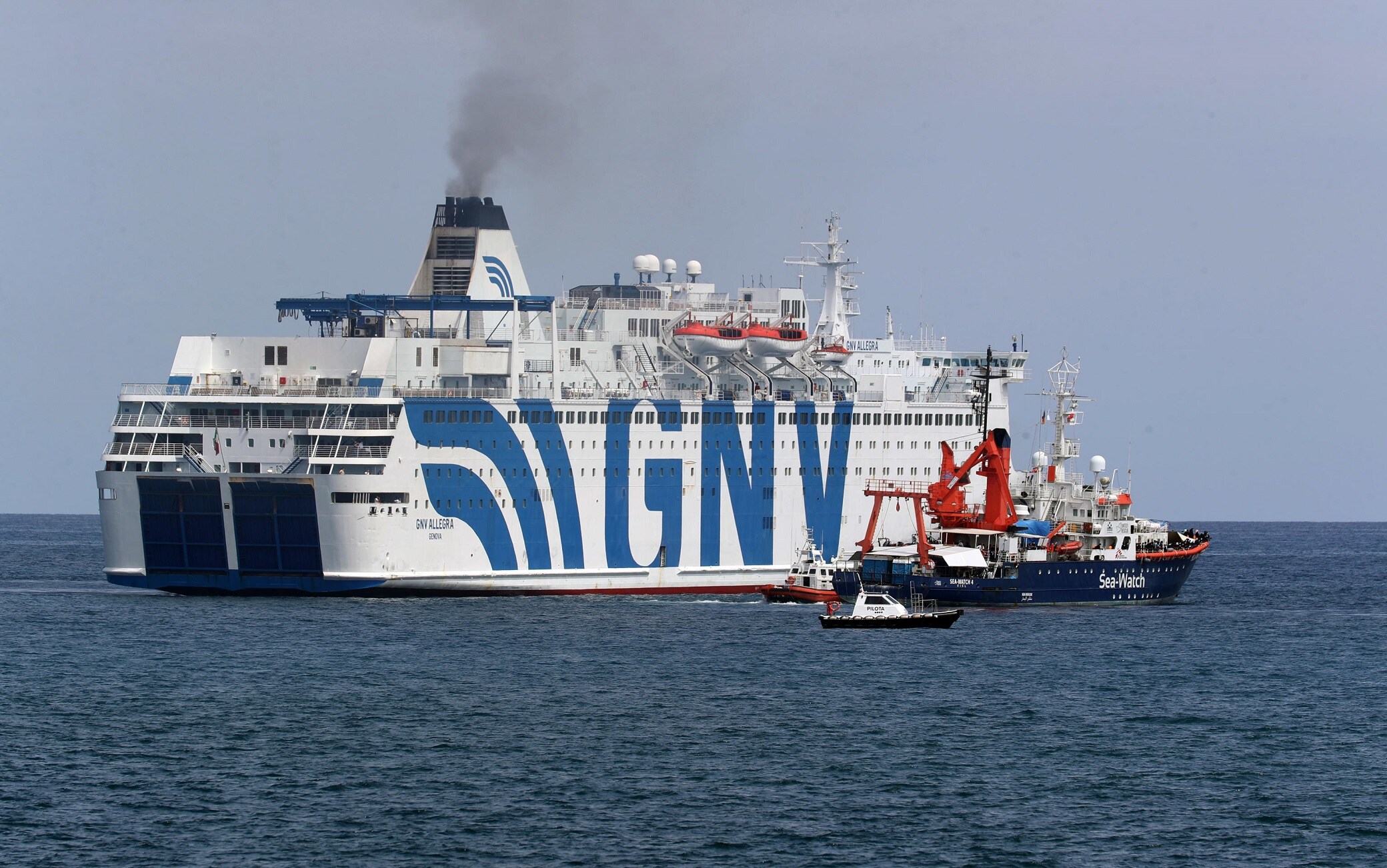 The transshipment of 353 migrants from Sea Watch 4 on the quarantine ship GNV Allegra off the port of Palermo, 2 September 2020. ANSA / IGOR PETYX