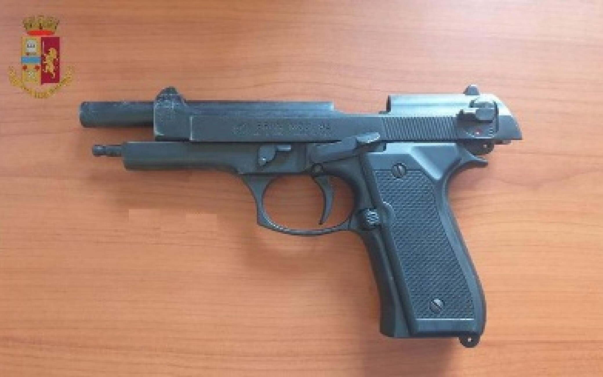 La pistola a salve usata dal rapinatore
