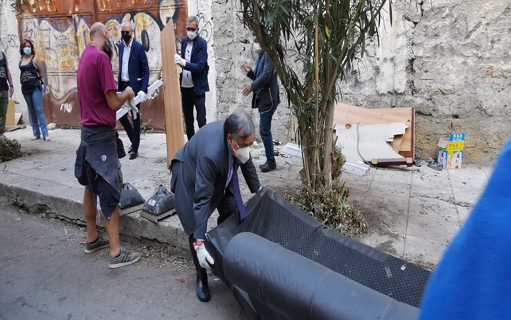 Il sindaco Leoluca Orlando all'opera per rimuovere i rifiuti Il sindaco Leoluca Orlando all'opera per rimuovere i rifiuti