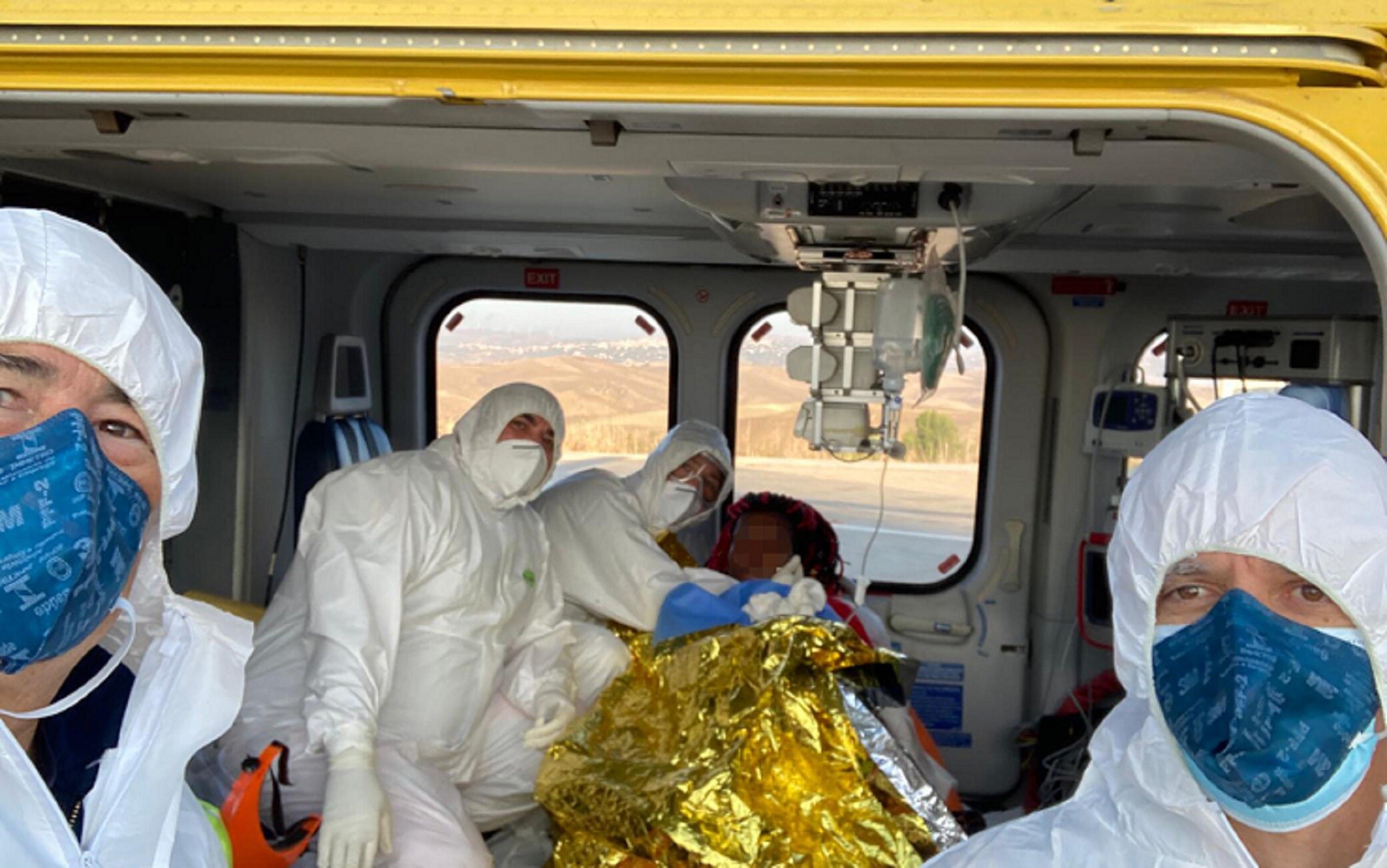 Gli operatori sanitari insieme alla donna dopo il parto