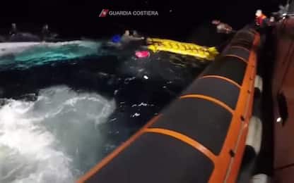 Migranti, barca si ribalta a Lampedusa: 31 salvati