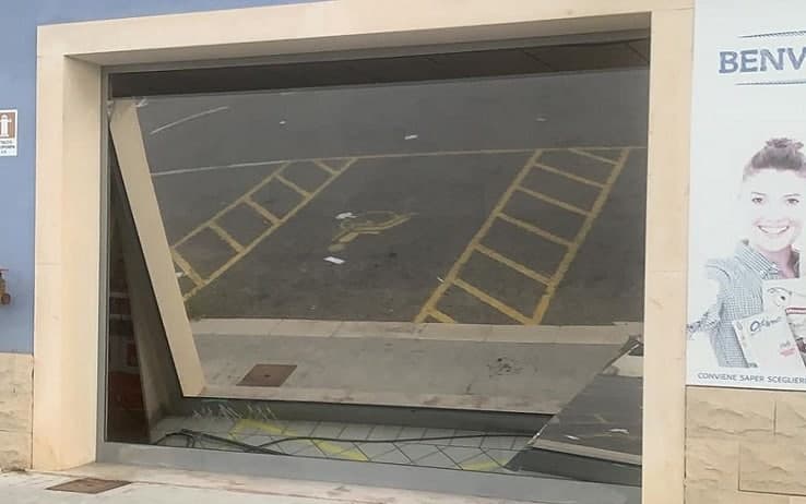 La vetrata del supermercato sfondata dalla capra a Vittoria