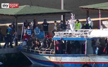 Migranti, 118 persone sbarcate a Lampedusa. Video