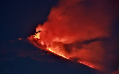 Etna, debole fontana di lava dal cratere Sud-Est. VIDEO