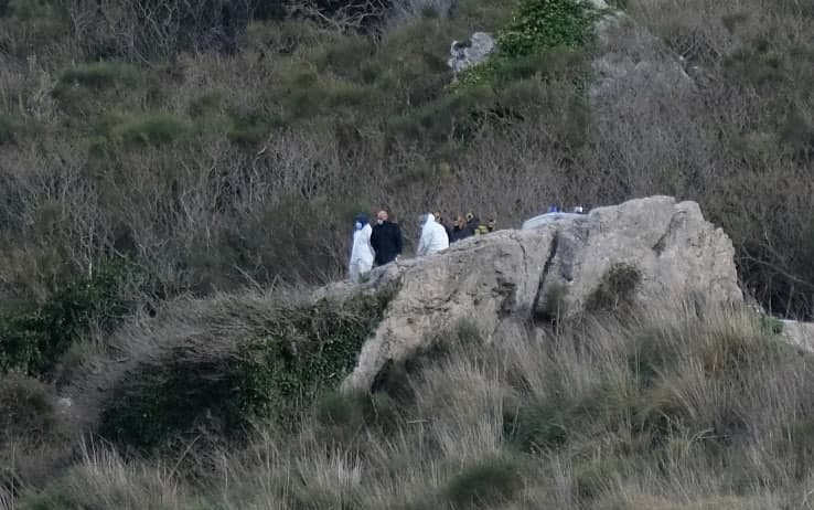 Le forze dell'ordine nei pressi del burrone nella zona di Caccamo Le forze dell'ordine nei pressi del burrone nella zona di Caccamo