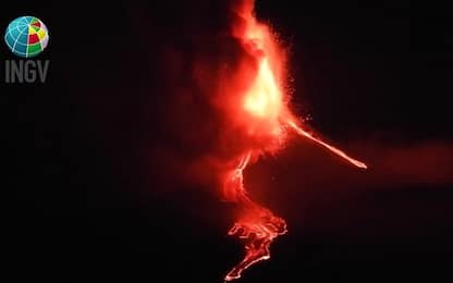 Etna: nuovo parossismo notturno, fontane di lava e cenere