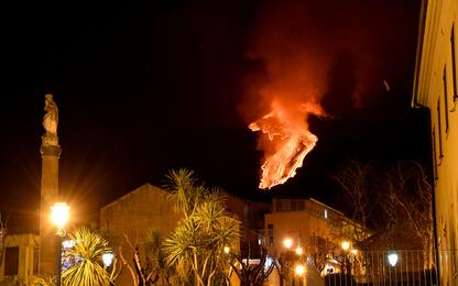 Etna, il vulcano dà spettacolo di notte con una fontana di lava