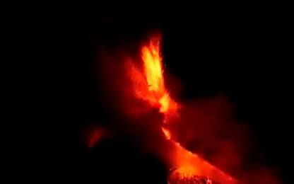 Etna: eruzione notturna sul cratere di Sud-Est, fontana lava e cenere