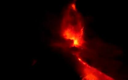 Etna: nuovo parossismo, fontana di lava e nube eruttiva