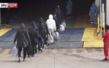 Lampedusa, oltre 250 migranti imbarcati su nave quarantena. VIDEO