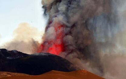 Etna, fontana di lava dal cratere di Sudest. Nube di cenere alta 10 km