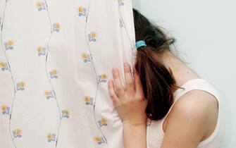 violenza donne Una bambina nasconde il volto in una foto d'archvio. ANSA / FILIPPO VENEZIA