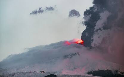 Etna ancora attivo: nella notte fontana di lava, colata e boati