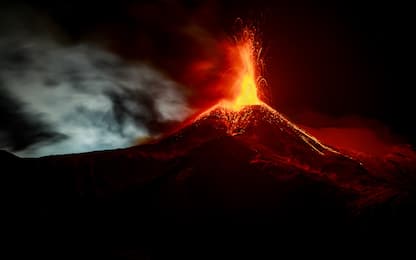 Etna, nuova eruzione: fontana di lava e cenere dal cratere di Sud-Est