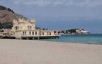 Spiaggia di Mondello, borgata marinara di Palermo, deserta a causa del Coronavirus, Palermo 21 marzo 2020.
ANSA/RUGGERO FARKAS