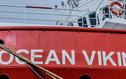 Nave Ocean Viking nel porto a Marina di Carrara con 95 migranti 