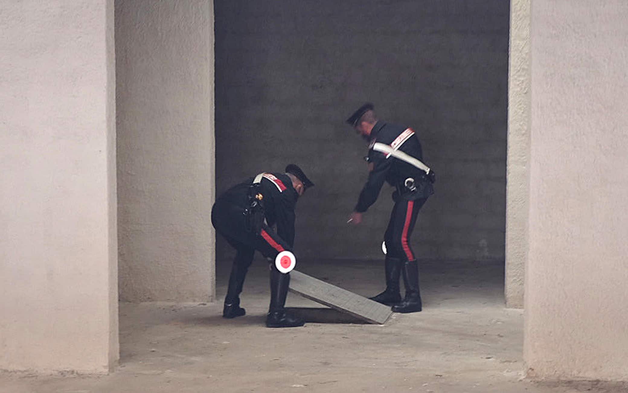 I carabinieri dei Ris ispezionano la botola che si trova nel garage della casa dove ha abitato Anna Corona, Mazara del Vallo (Tp), 5 maggio 2021. ANSA/CARMELO SUCAMELI