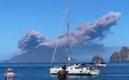 Eruzione ed esplosione a Stromboli: colonna di fumo e colata lavica