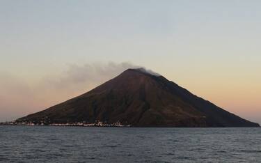 Stromboli, esplosioni da cratere: colata in Sciara del fuoco