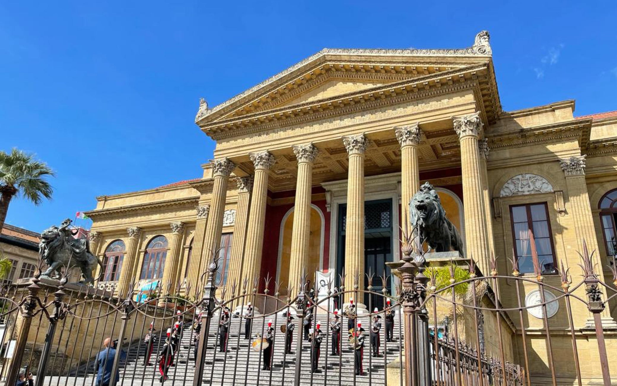 La cerimonia davanti al Teatro Politeama di Palermo La cerimonia davanti al Teatro Politeama di Palermo