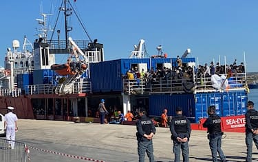 La nave Sea Eye 4 con 414 migranti a bordo, tra i quali 150 minori, soccorsi nei giorni scorsi nel Mediterraneo, nel porto di Pozallo (Ragusa), 21 maggio 2021. ANSA/ GIANNONE