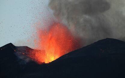 Etna, fontana di lava e nube eruttiva dal cratere Sudest