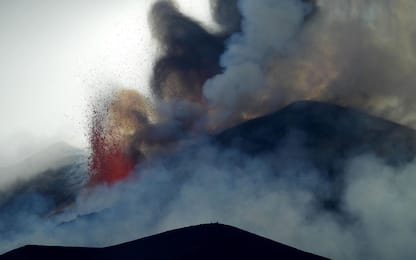 Etna in eruzione, fontana di lava e nube alta 6,5 chilometri