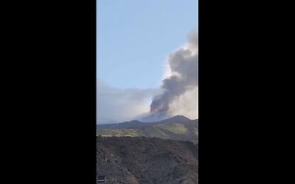 Etna, una nuvola di cenere si innalza durante l’eruzione. VIDEO