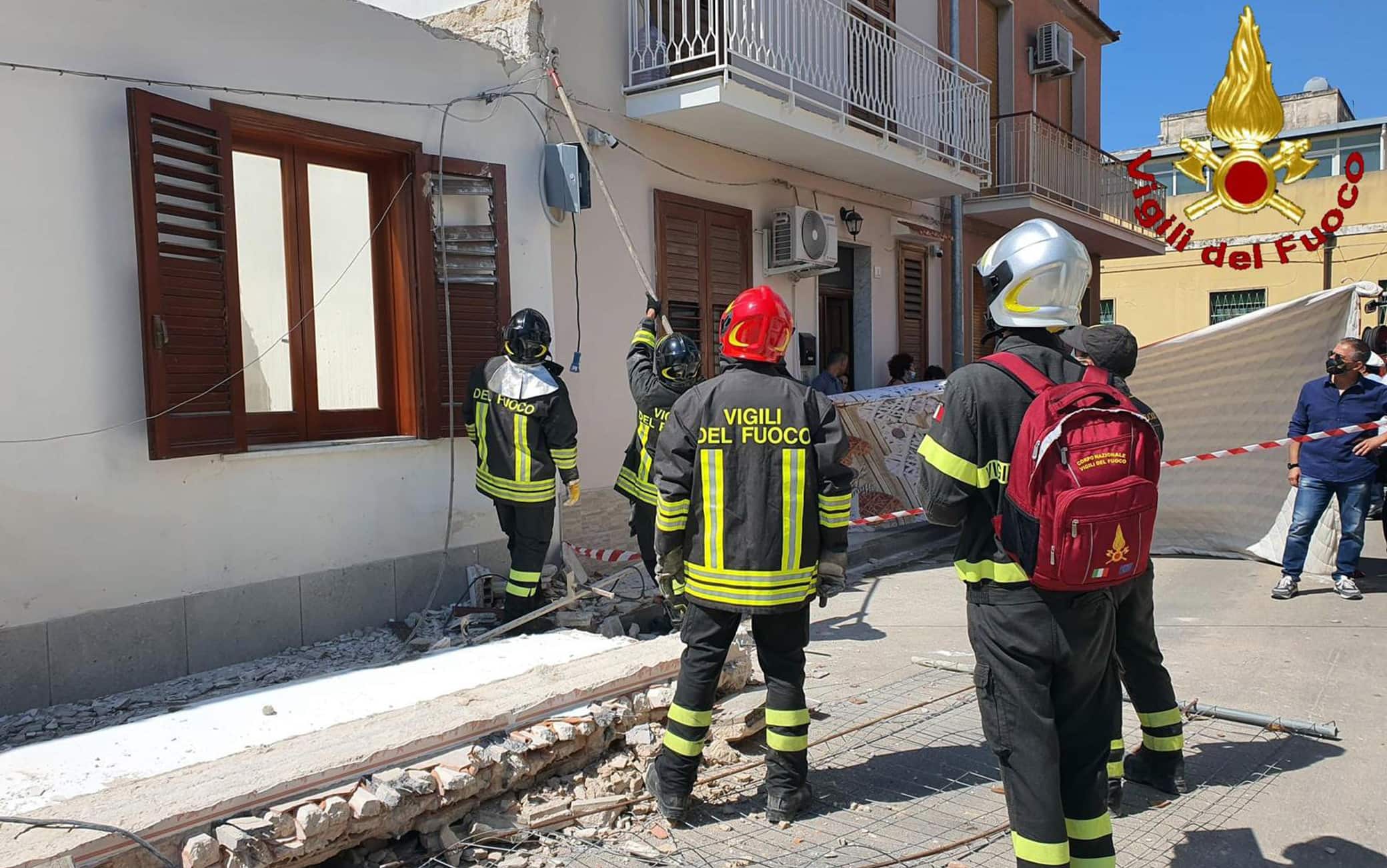 Un operaio di 45 anni, Sebastiano Presti, è morto in un cantiere edile in via Caldarella, ad Avola, nel Siracusano. Un altro operaio è rimasto ferito, trasportato in elisoccorso all'ospedale Cannizzaro di Catania, 15 Giugno 2021. ANSA/US/VVFFF