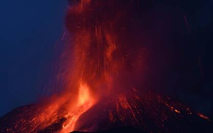 Etna, fontana di lava alta 800 metri dal cratere di Sudest 