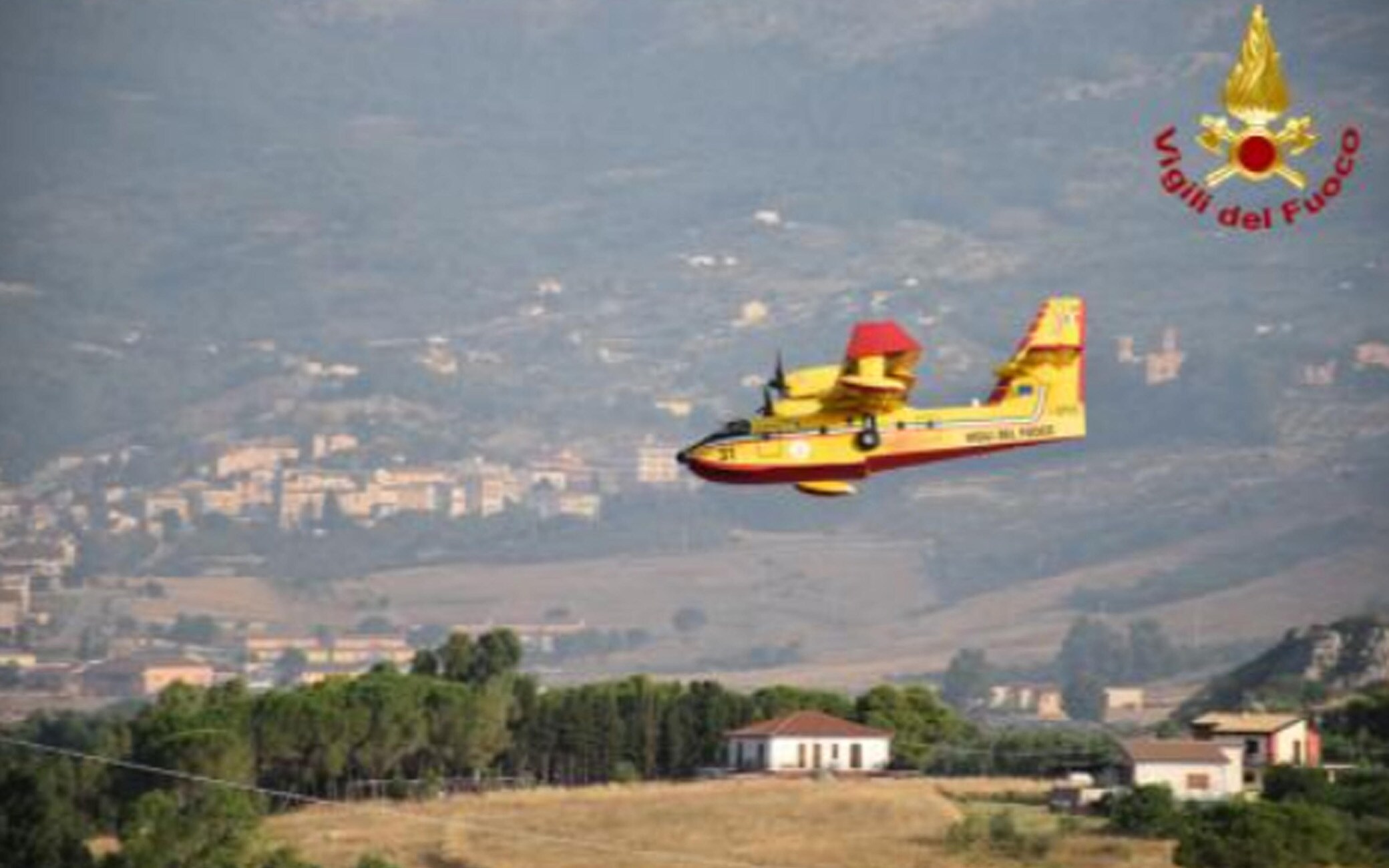 I vigili del fuoco intervengono per spegnere gli incendi divampati tra Piana degli Albanesi, Strasatto Altofonte e San Giuseppe Jato, 30 luglio 2021.
ANSA/ VIGILI DEL FUOCO
++HO - NO SALES EDITORIAL USE ONLY++