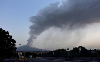 Eruzione Etna, l'aeroporto di Catania: "Possibili ritardi"