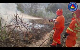 Un intervento della Protezione civile della Regione siciliana per domare un incendio