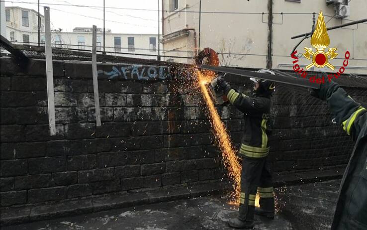 L'intervento dei pompieri dopo il crollo di una recinzione