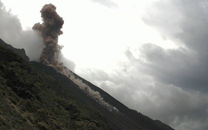 L'eruzione dello Stromboli registrata ieri dalle telecamere dell'Ingv L'eruzione dello Stromboli registrata ieri dalle telecamere dell'Ingv