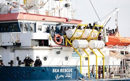 Migranti, Sea Watch in porto a Pozzallo: a bordo 406 persone