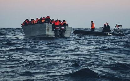 Migranti, sbarco a Messina: 402 persone soccorse, a bordo un cadavere