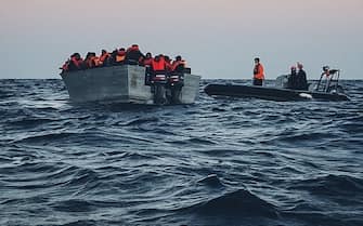 Nella notte le navi delle ong tedesche Sea Eye e Mission Lifeline hanno soccorso 400 persone in acque sar maltesi. I migranti sono ora sulla Sea Eye 4 che trasportava già altri 400 salvati nei giorni scorsi. La nave sta
procedendo verso Lampedusa. +++ INSTAGRAM/SEA EYE +++ NO SALES, EDITORIAL USE ONLY +++