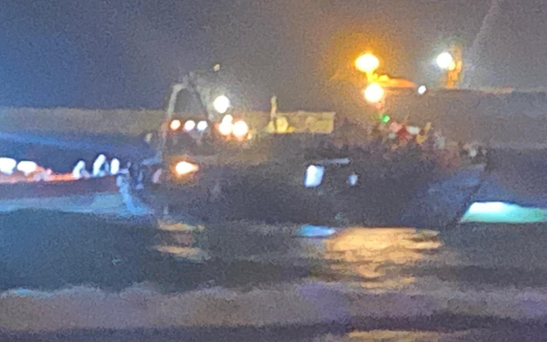 Migranti: in 400 Su peschereccio incagliato in secca Pozzallo Un peschereccio con diverse centinaia di migranti a bordo si è incagliato in una secca del porto di Pozzallo, nel Ragusano, 09 novembre 2021. Secondo una prima stima sarebbero in circa 400. Sul posto stanno operando mezzi della capitaneria di porto, della guardia di finanza, della polizia e dei carabinieri.
ANSA/GABRIELE GIANNONE